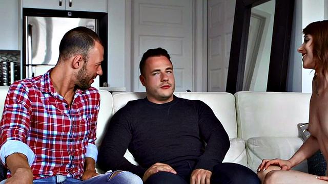 Огненная рыжуха крутит тройничок с двумя парнями и угорает над всем этим