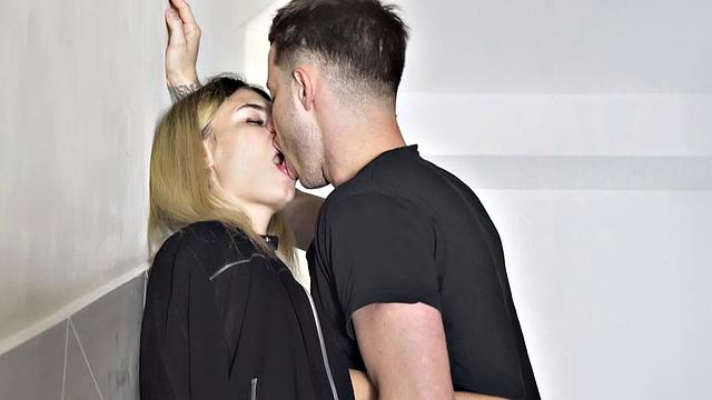 Стройная блондинка Кармен Родригес получает нежный массаж и садится сверху