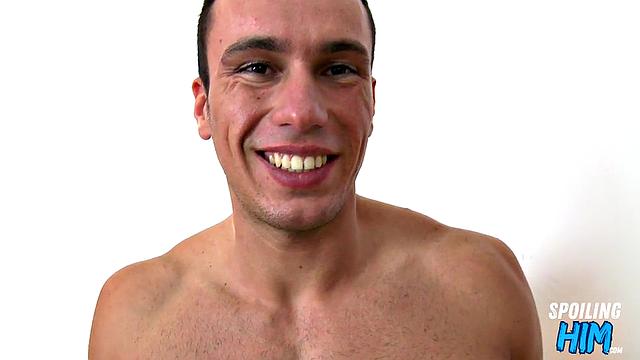 Парень на кастинге получает глубокий анальный трах от мужчины, гей-сцена.