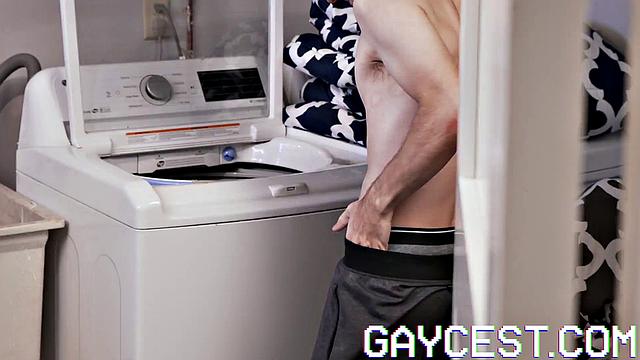 волосатый сосед зашел в прачечную и сразу занялся делом ртом