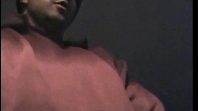 Зак жадно дрочит, не сдерживая страсть