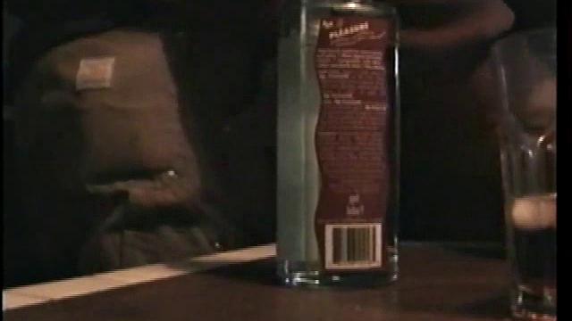 Зак жадно дрочит, не сдерживая страсть