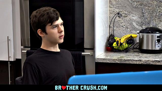 Два парня трахаются анально и кончают вместе дома во время гей-секса.