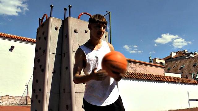 евро твинг развлекается на природе, даже скамейка в шоке