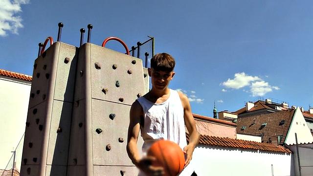 Pulled Euro twink nailed in tight ass in public park