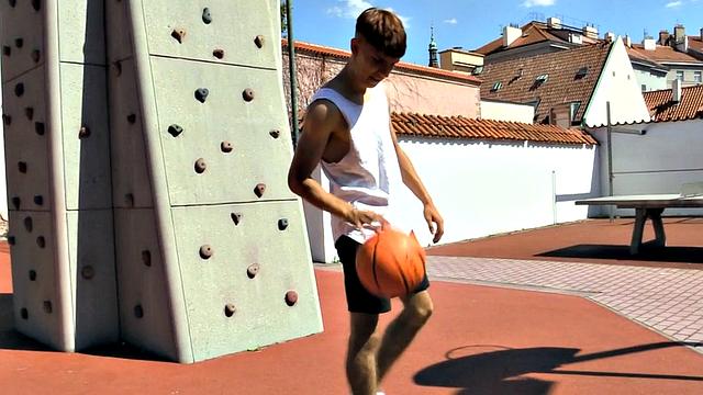 Pulled Euro twink nailed in tight ass in public park