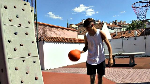 Pulled Euro twink nailed in tight ass in public park