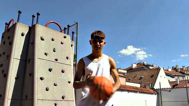 Pulled Euro twink nailed in tight ass in public park