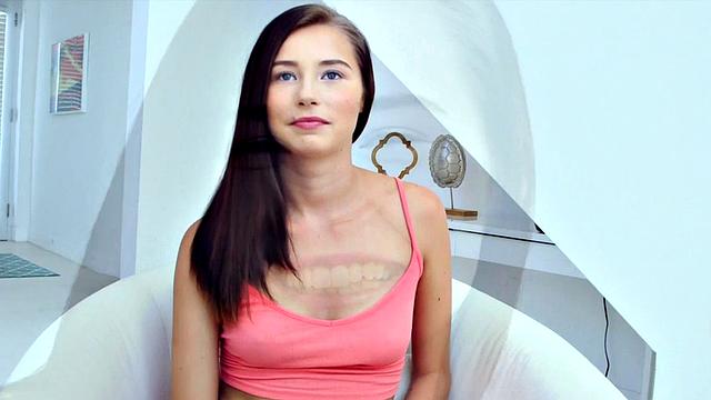 Каролина с шоколадной кожей выводит из себя торчащими сосками под тесной майкой