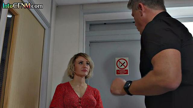 две зрелые красавицы дрочат взрослому любовнику в офисе до финала спермы.