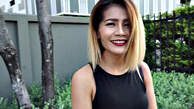 татуированная тайская блондинка с большими сиськами трахается по полной