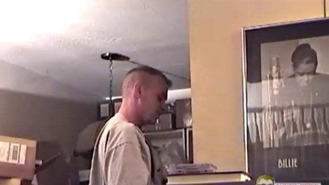 Митч только отдышался, а тетя Боб уже лезет пальцем