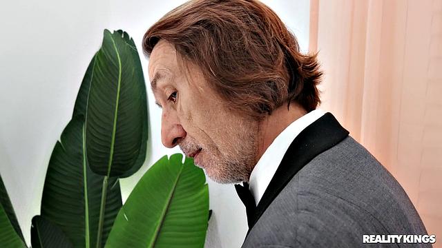 Pillow-Humping Humpette Can't Resist!