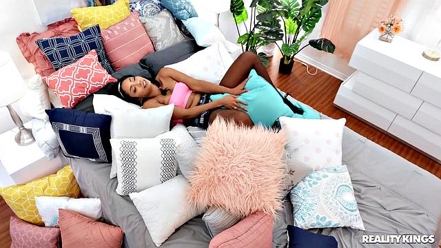 Кали Калиенте дрочит подушку и получает трах от дворецкого Стива Холмса.