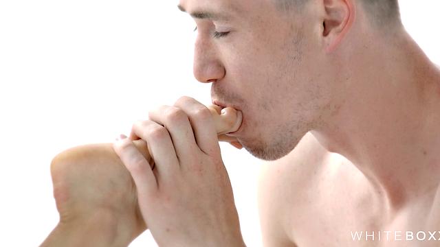 сексуальная блондинка nancy a садится на лицо и жёстко трахает парня страпоном