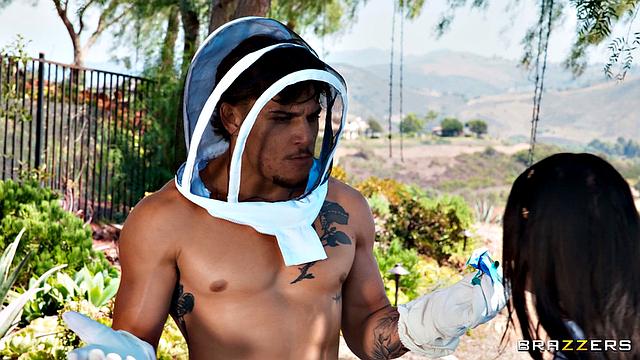 Анжела Уайт лечит укушенный член Виктора медом и страстью на пасеке