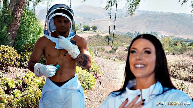 Анжела Уайт лечит укушенный член Виктора медом и страстью на пасеке