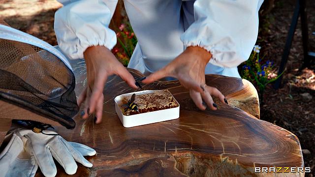 Анжела Уайт лечит укушенный член Виктора медом и страстью на пасеке