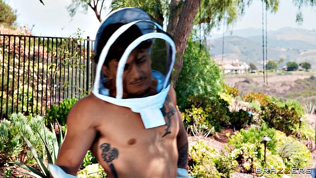 Анжела Уайт лечит укушенный член Виктора медом и страстью на пасеке