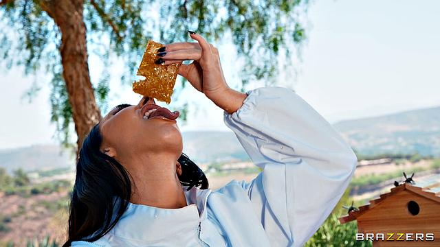 Анжела Уайт лечит укушенный член Виктора медом и страстью на пасеке