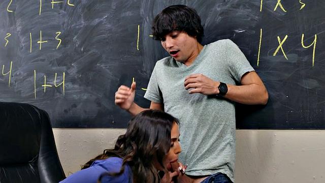 Bigbooty cougar professor banged by little guy