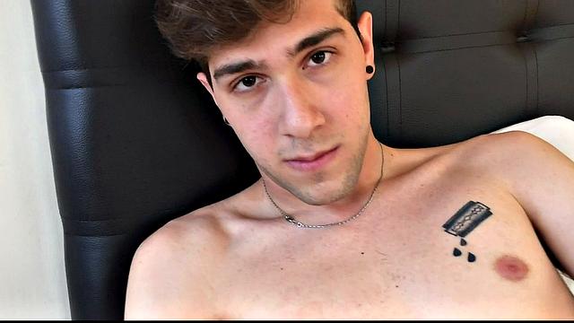 Латино Артур Джозеф кайфует от толстого члена соседа по комнате