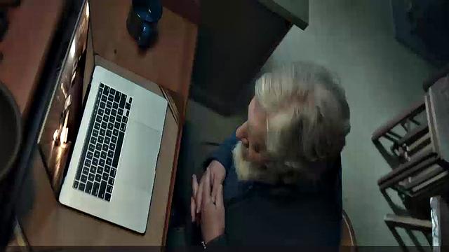 смотри, как skyler wright соблазняет в нижнем белье на кухне