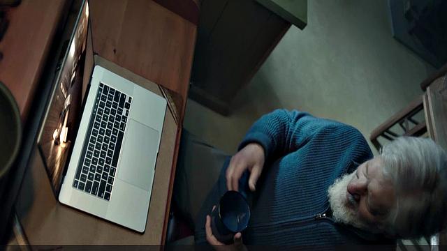 смотри, как skyler wright соблазняет в нижнем белье на кухне