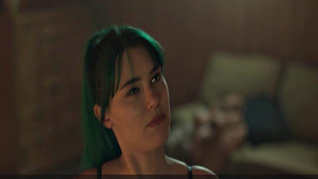 смотри, как skyler wright соблазняет в нижнем белье на кухне