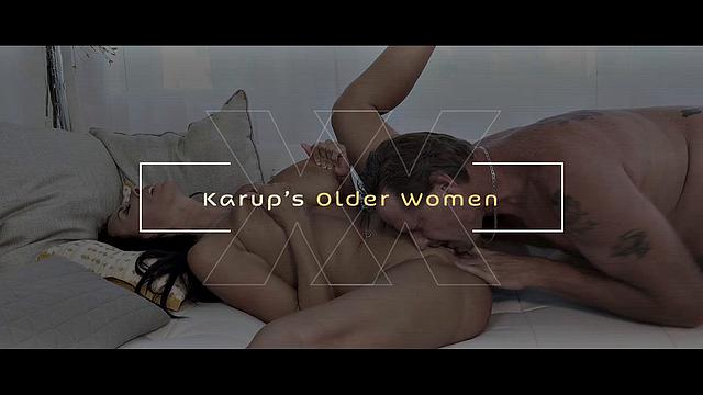 Тиффани Кейн раздвигает гладкую письку на диване и балуется игрушками