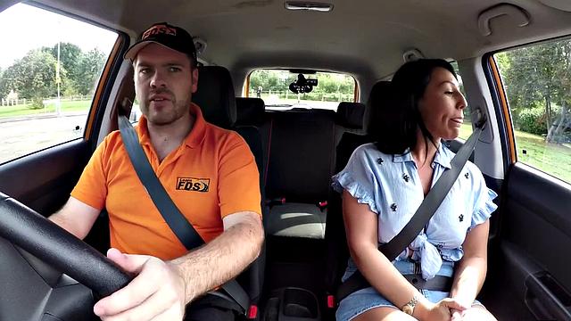 британская пышка с большими сиськами жарко сосёт и скачет на инструкторе в машине