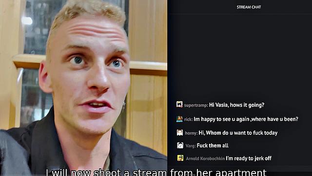 Русская зрелая блондинка в чулках трахается с преподавателем на диване