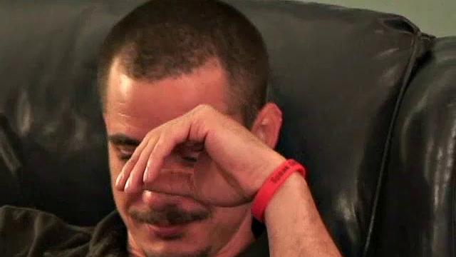 Фрэнк дрочит как бешеный и кончает мощно