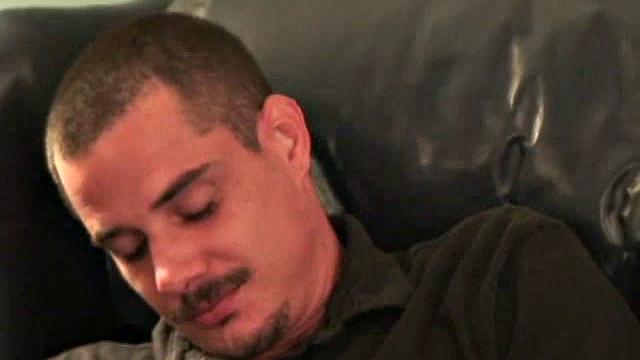 Фрэнк дрочит как бешеный и кончает мощно