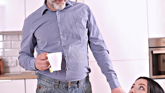 Скучающая брюнетка Эмили Бендер не выдерживает и соблазняет парня