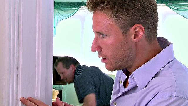 рогоносец глотает слюни, пока его жену трахают на глазах