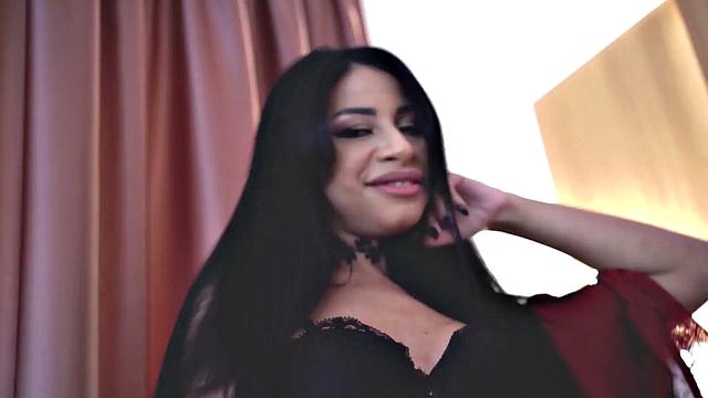 горячая мамаша свела с ума сеть своими сиськами