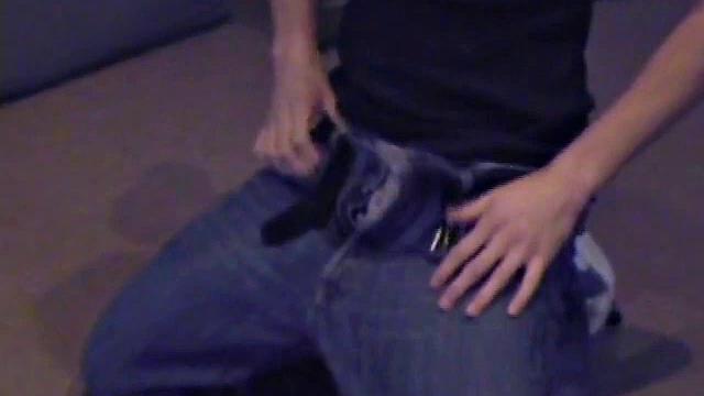 Big Dick Rick дрочит свой огромный член и кончает на камеру.