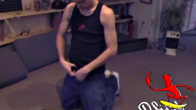 Big Dick Rick дрочит свой огромный член и кончает на камеру.