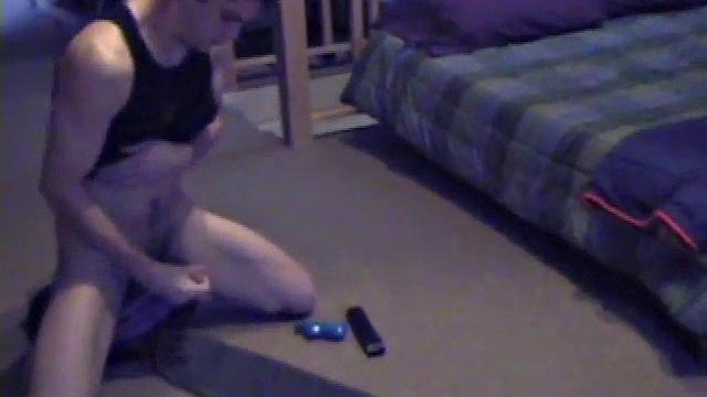 Big Dick Rick дрочит свой огромный член и кончает на камеру.