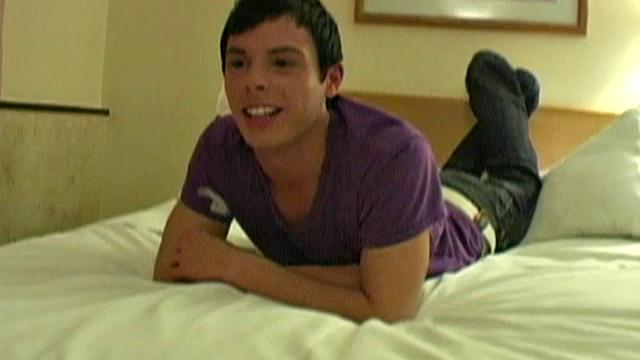 Итан Джеймс дрочит свой большой член и кончает