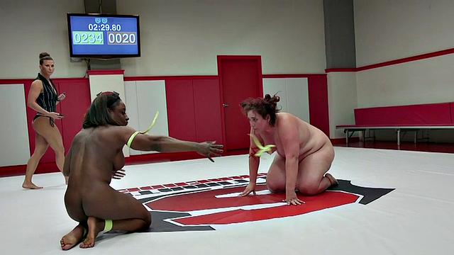 Wrestling dyke seduces ebony lez slut b4 fingering hard