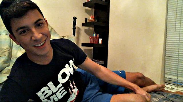 Алексио Дуран дрочит на кровати и рекламирует футболку белковым соусом