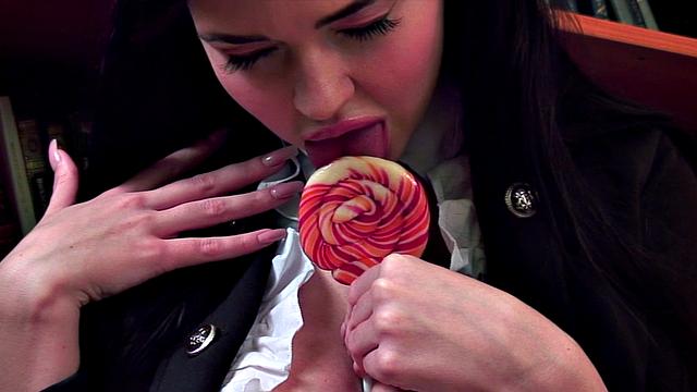 Ша Ризел срывает с себя форму и заводит в одиночку