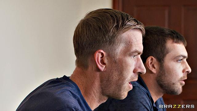 Элла Жасмин делает макияж и сосёт соседу, пока тот извиняется за шум