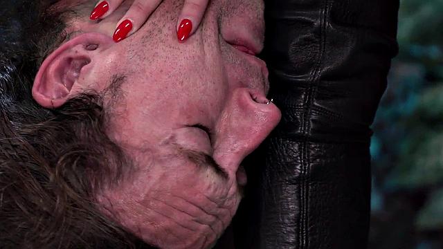 грудастая доминантная милф душит сабмиссивную и играет с её киской