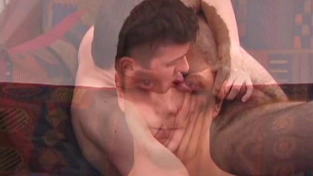 Джейми сам себе делает минет и кончает
