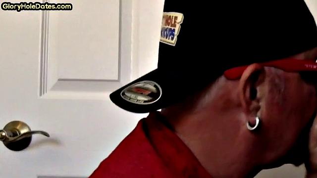 Зрелый мужик сосёт член в глори-холе крупным планом