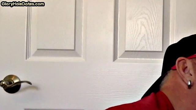 Зрелый мужик сосёт член в глори-холе крупным планом