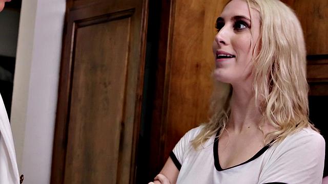 зрелая лесби-мачеха и мокрая пасынка заливают стол сквиртом